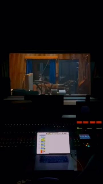 Muzica trăiește doar când e împărtășită.
Ne vedem la Cluj, pe 14 noiembrie.
🎫 Bilete: https://m.iabilet.ro/bilete-cluj-napoca-lansare-album-aer-luiza-zan-la-music-gallery-118178/